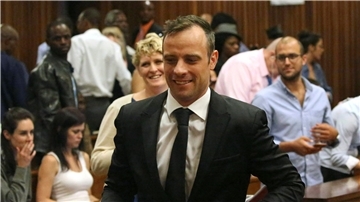 Oscar Pistorius (M) verlässt einen Gerichtssaal des Obersten Gerichtshofs (2015).