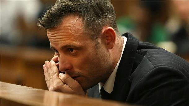 Keine Freiheit für Oscar Pistorius: Bewährung abgelehnt Oscar Pistorius spricht während einer Anhörung im Obersten Gerichtshof in Pretoria in sein Mobiltelefon (2016).
