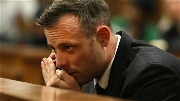 Oscar Pistorius spricht während einer Anhörung im Obersten Gerichtshof in Pretoria in sein Mobiltelefon (2016).