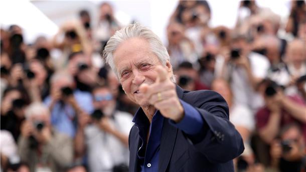 Stars und Glamour: Filmfestspiele in Cannes eröffnet Oscar-Preisträger Michael Douglas erhält beim Festival von Cannes die Goldene Ehrenpalme.