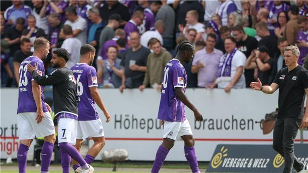 Schweinsteiger nach Niederlage: „Werden daraus lernen“ Osnabrücks John Verhoek (l-r), Noel Niemann, Dave Gnaase, Kwasi-Okjyere Wriedt und Trainer Tobias Schweinsteiger zeigen sich enttäuscht.