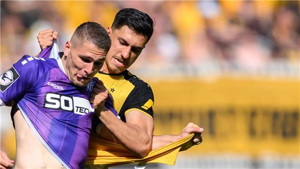 Sieg in Osnabrück: Außenseiter Lohne schafft Pokal-Coup Osnabrücks Stürmer Marcus Müller (l).