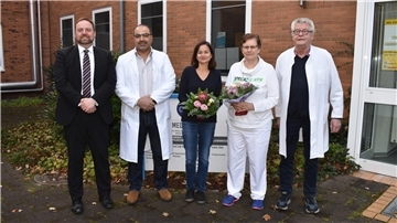 OsteMed-Geschäftsführer Rainer Röhrs, der ärztliche Leiter des MVZ, Dr. Abdel Salam Ihklawi, Dr. Susanne Kutscher, Gudrun Rabe sowie Internist Dr. Michael Ecker (von links) freuen sich gemeinsam über die Fortsetzung der hausärztlichen Betreuung im MVZ. 