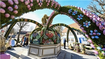 Ostereier zieren den Osterbrunnen in Schechingen.