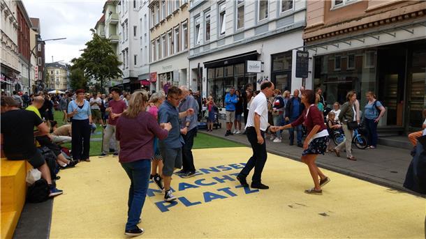 Ottensen macht Platz - eine Idee für die „Alte Bürger“? Den Verkehrsversuch, Autos weniger Platz im Quartier einzurichten, haben die Anwohner mit einem Straßenfest gestartet.
