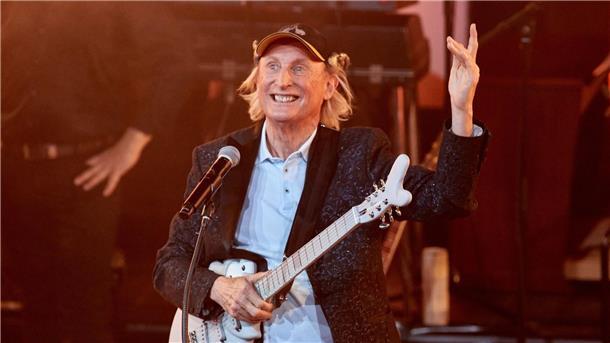 Otto Waalkes, Komiker, steht während der „Get Back To Audimax!“ - Show auf der Bühne im Audimax der Universität.