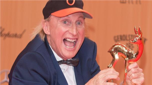Otto Waalkes mit dem Bambi in der Kategorie „Comedy“.