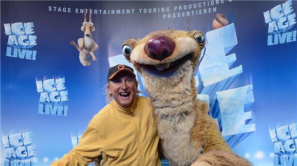 Otto Waalkes neben dem Maskottchen „Sid“ bei der Show „Ice Age live! - Ein mammutiges Abenteuer“ 2013.
