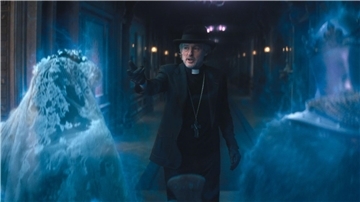 Owen Wilson als Priester Kent in einer Szene des Films „Die Geistervilla“.