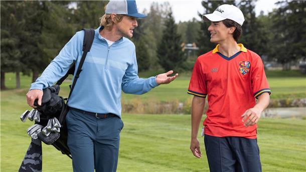 Owen Wilson (links) und Peter Dager (rechts) in einer Szene der AppleTV+ Serie „Stick“