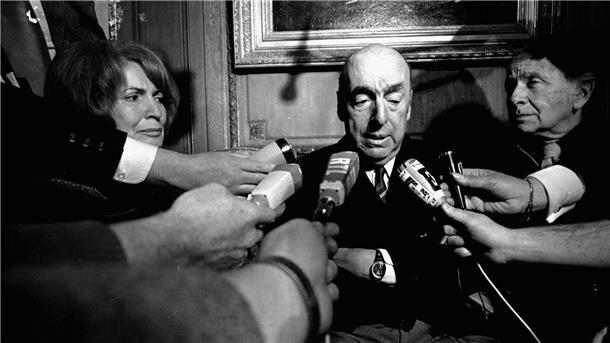 Pablo Neruda spricht zu Reportern, nachdem ihm der Literaturnobelpreis zuerkannt worden war.
