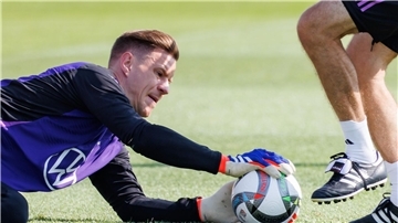 Packt zu: Marc-André ter Stegen.