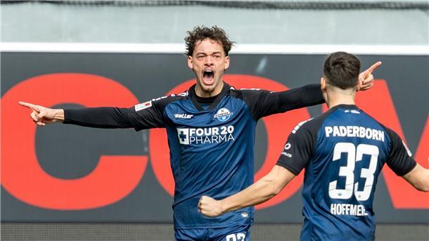 Acht-Tore-Spektakel: Paderborn besiegt Kaiserslautern Paderborns Aaron Zehnter (l) bejubelt sein 1:0.