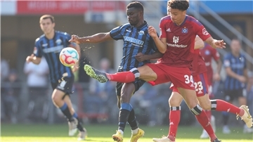Paderborns Sirlord Conteh (links) im Kampf um den Ball mit Hamburgs Jonas David.