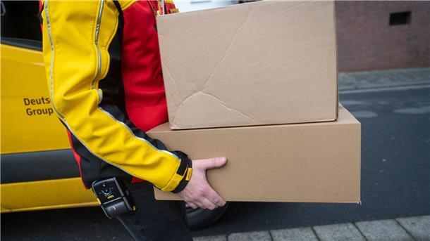 20-Kilo-Grenze: Paketboten sollen entlastet werden Pakete, die mehr als 20 Kilogramm wiegen, sollen künftig nicht mehr von einem allein geschleppt werden müssen.