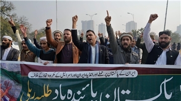 Pakistanische Studenten demonstrieren in Islamabad gegen den iranischen Angriff von Dienstag.