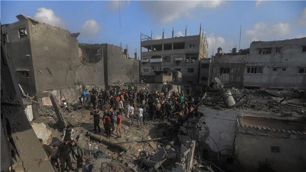 Bombardments im Süden Gazas: Wo sollen die Menschen hin? Palästinenser begutachten die Schäden nach einem israelischen Luftangriff im südlichen Gazastreifen.