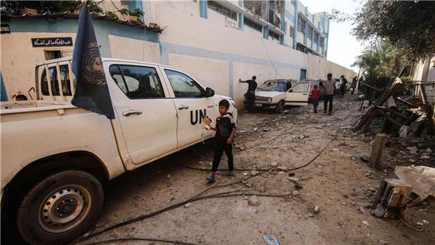 Palästinenser begutachten die Schäden nach einem israelischen Angriff auf eine vom UNRWA betriebene Schule im Flüchtlingslager Nuseirat.