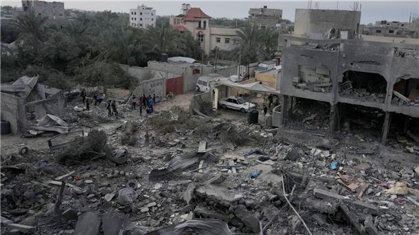 Hunger quält Menschen in Gaza - Israel sieht Hamas angezählt Palästinenser betrachten die Trümmer eines Gebäudes im Zenrum des Gazastreifens, das bei einer israelischen Bombardierung zerstört wurde.