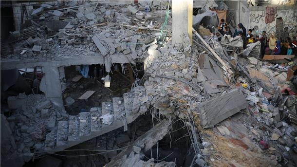 Palästinenser betrachten die Zerstörung nach einem israelischen Angriff.