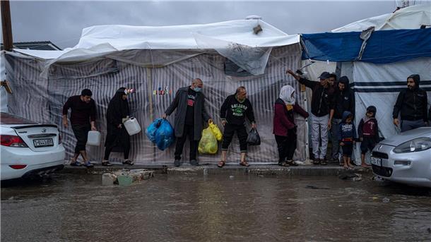 Palästinenser, die durch die israelische Bombardierung des Gazastreifens vertrieben wurden, suchen in einem Zeltlager der Vereinten Nationen in Chan Junis Schutz vor dem Winterregen.