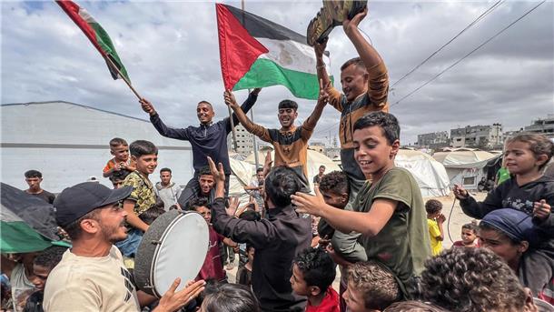 Palästinenser feiern im Lager Nusairat, nachdem sich Israel und die Hamas auf die erste Phase eines Friedensplans zur Beendigung der Kämpfe geeinigt haben.