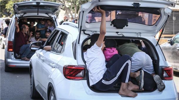 Bericht: Israel verschiebt Bodenoffensive wegen des Wetters Palästinenser fliehen nach israelischen Luftangriffen.