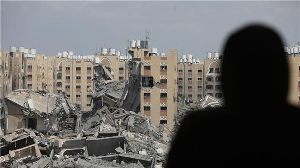 Blinken: Ganz Gaza von akuter Ernährungskrise betroffen Palästinenser inspizieren die Schäden an den zerstörten Gebäuden in Hamad City nach dem israelischen Angriff auf Chan Junis.