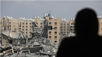 Palästinenser inspizieren die Schäden an den zerstörten Gebäuden in Hamad City nach dem israelischen Angriff auf Chan Junis.