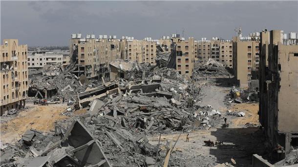 Israels Armee weiter im Schifa-Krankenhaus im Einsatz Palästinenser inspizieren die Schäden an den zerstörten Gebäuden in Hamad City. Die USA und die EU erhöhen den Druck auf Israel. Der UN-Sicherheitsrat könnte erstmals eine dauerhafte Feuerpause fordern.