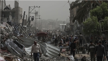 Palästinenser inspizieren die Schäden im Flüchtlingslager Nuseirat im Gazastreifen nach dem Abzug der israelischen Streitkräfte (IDF).
