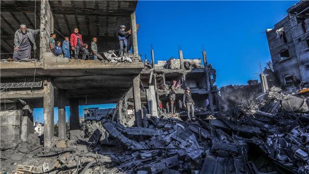 UN: Israel schützt Zivilisten in Gaza nicht genug Palästinenser inspizieren die Schäden nach einem israelischen Luftangriff in der Stadt Rafah. Nach dem Kriegsrecht müssen zivile Einrichtungen bei Angriffen möglichst verschont werden.