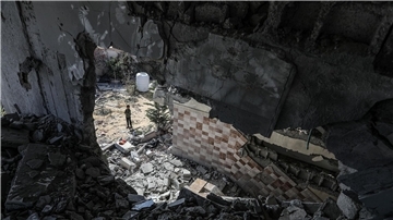 Palästinenser inspizieren die Trümmer eines zerstörten Hauses nach einem israelischen Luftangriff. Immer wieder wird eine Waffenruhe im Gazastreifen gefordert.