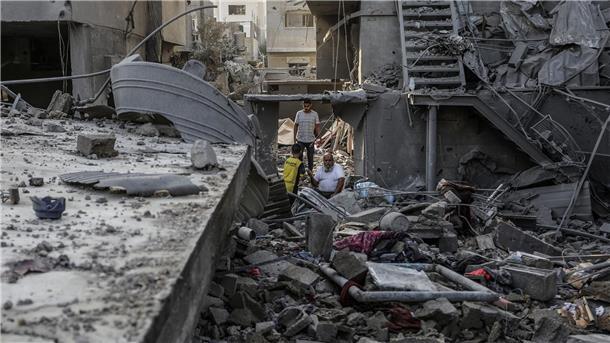 Ringen um Treibstoff-Lieferungen in den Gazastreifen Palästinenser inspizieren die Trümmer nach einem israelischen Angriff auf die Stadt.