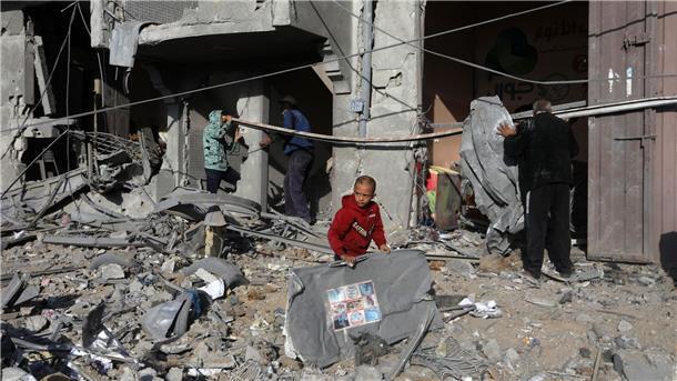 Hilfsorganisationen schlagen Alarm: „Horror“ im Gazastreifen Palästinenser inspizieren nach einem israelischen Luftangriff ein zerstörtes Haus.