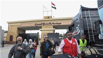 Palästinenser mit ausländischen Pässen reisen am 19. November aus dem Gazastreifen über den Grenzübergang Rafah nach Ägypten ein. Heute sollen auch rund 220 Deutsche den Grenzübergang passieren.