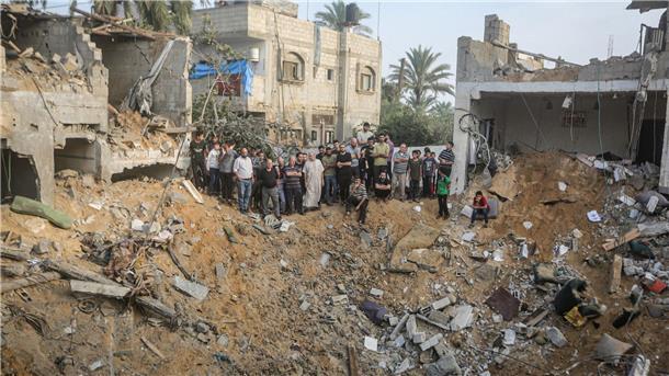 Experte: Regeln für Israel trotz Hamas-Verbrechen Palästinenser stehen in Chan Junis im Gazastreifen um einen Krater herum, der durch einen israelischen Angriff verursacht wurde.