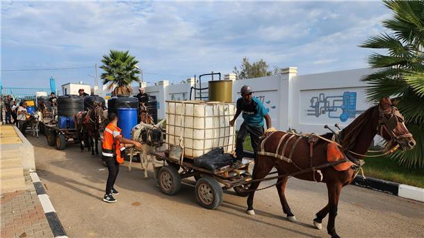 Hamas behauptet: Israelische Bodeneinsätze im Gazastreifen Palästinenser stehen Schlange, um Trinkwasser aus einer Wasseraufbereitungsanlage zu holen.