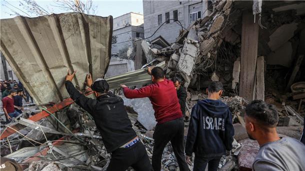 Palästinenser suchen nach einem israelischen Luftangriff im südlichen Gazastreifen nach Überlebenden.