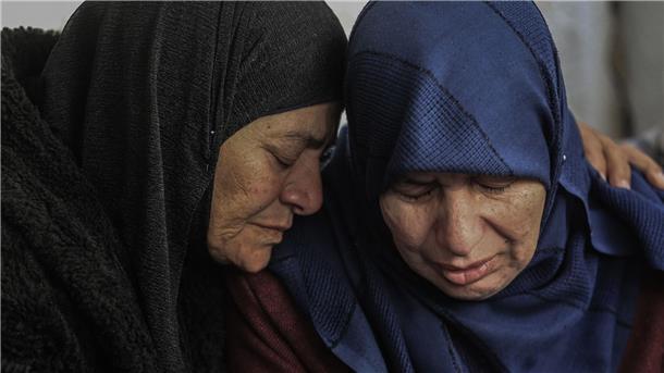Hamas-Behörde: Mehr als 31.000 Tote in Gaza Palästinenser trauern im Al-Najjar-Krankenhaus um ihre Verwandten und Angehörigen, die bei der israelischen Bombardierung der Vertriebenenlager in Al-Mawasi in Chan Yunis getötet wurden.
