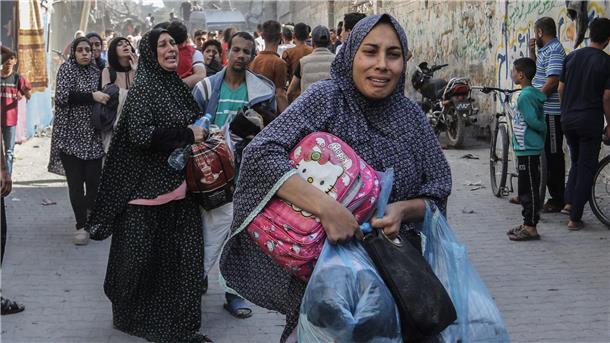 Palästinenser verlassen nach einem israelischen Luftangriff ihre Häuser in Rafah.