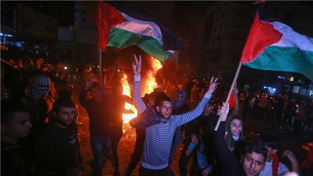 Entsetzen über Terror in Ost-Jerusalem - weiterer Angriff Palästinenser versammelten sich in den Straßen von Gaza-Stadt nach dem Bekanntwerden von Schüssen in der Nähe einer Synagoge im Osten Jerusalems.