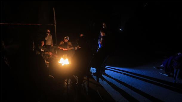 Feuerpause im Gaza-Krieg wird fortgesetzt Palästinenser wärmen sich während des vorübergehenden Waffenstillstands an einem Lagerfeuer.
