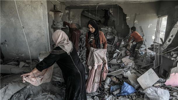 „Obdachlose ohne Zukunft“ in Gaza Palästinenserinnen suchen in einem zerstörten Haus in Rafah nach Habseligkeiten.