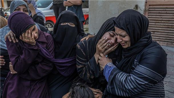 Berichte über Hamas-Gräuel in Israel - Israel bombt massiv Palästinenserinnen trauern in Khan Yunis um ihre Angehörigen, die bei einem israelischen Luftangriff getötet wurden.