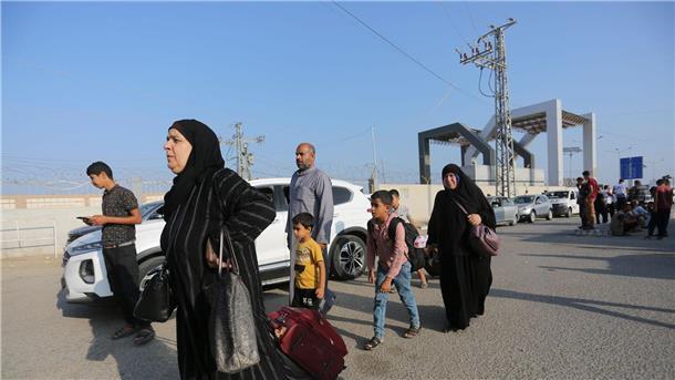 Verletzte aus Gaza kommen zur Behandlung nach Ägypten Palästinenserinnen und Palästinenser am Grenzübergang Rafah.