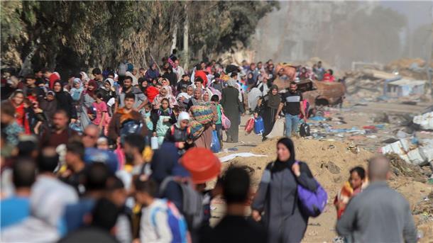 Konkrete Hoffnung auf Freilassung Dutzender Geiseln in Gaza Palästinenserinnen und Palästinenser laufen von der Stadt Gaza Richtung Süden, um sich dort vor israelischen Angriffen in Sicherheit zu bringen.