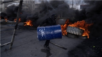 Palästinensische Demonstranten blockieren nach dem Einsatz des israelischen Armee in Jericho eine Straße mit brennenden Reifen.