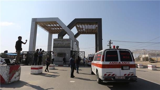 Palästinensische Krankenwagen am Grenzübergang in Rafah.