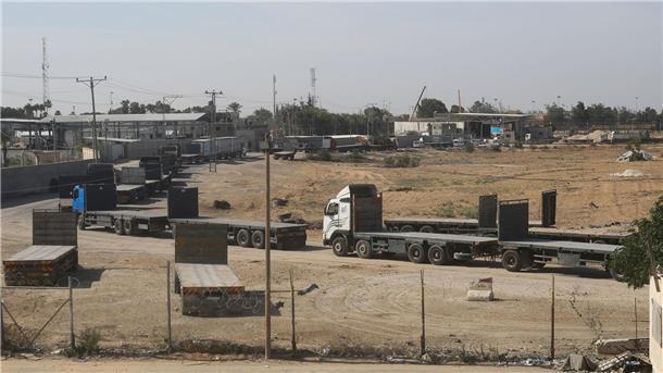 Palästinensische Lastwagen stehen im Gazastreifen an der Grenze zu Ägypten an, um humanitäre Hilfe zu transportieren. Erste Hilfslieferungen in den Gazastreifen sind angelaufen.